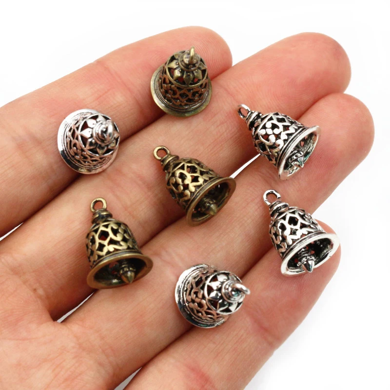 10pcs 15x12mm 골동품 청동 실버 도금 황동 소재 레트로 중공 벨 참 펜던트 목걸이 결과
