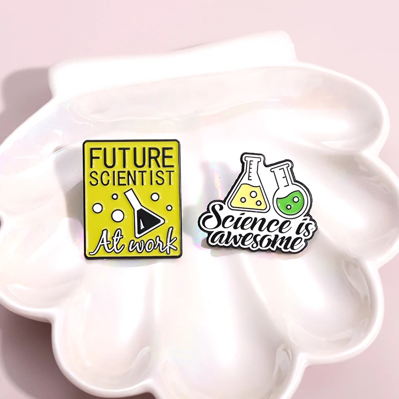 Kreative Cartoon Mathe Formel Emaille Pins chemische Wissenschaft Becher niedlichen Metall Broschen Biologie Moleküle Revers Abzeichen Kleidung Pin – Detail 9