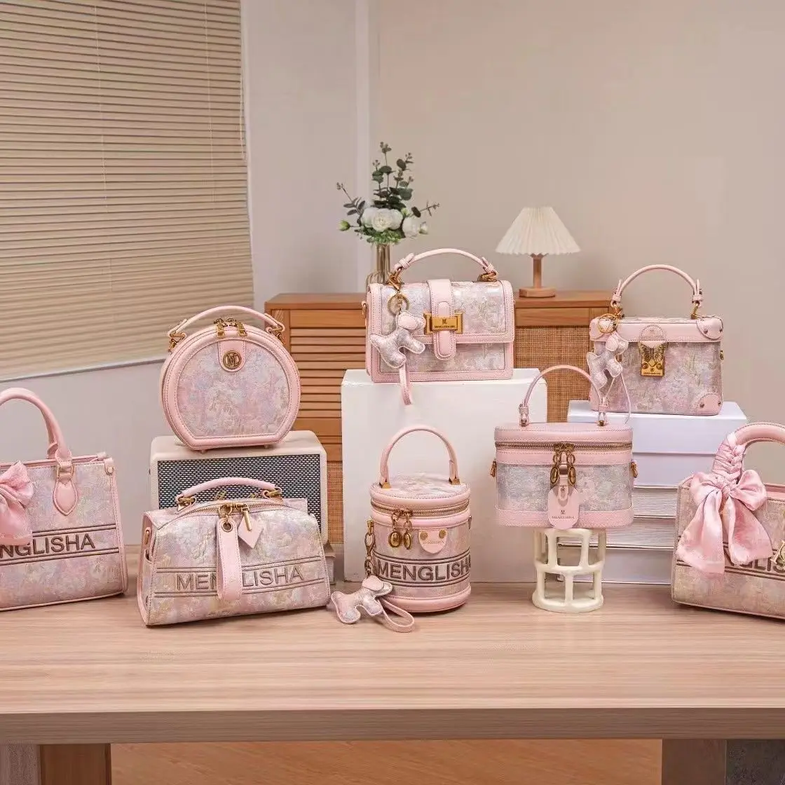 

IVK Fashionable and Fashionable Pink Embroidered Small Square Bag with High Aesthetic Value and Versatile One Shoulder Small Han