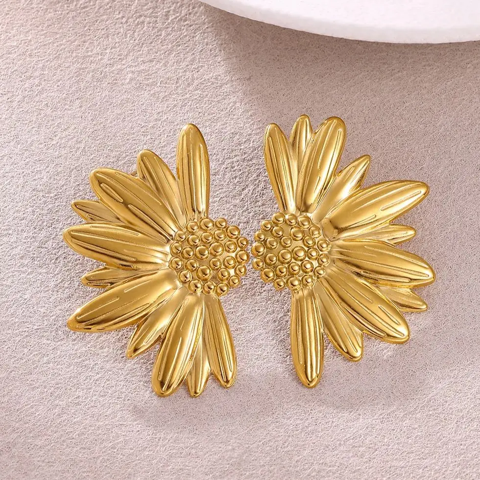 Vintage Daisy Flower Earrings Gold Stud