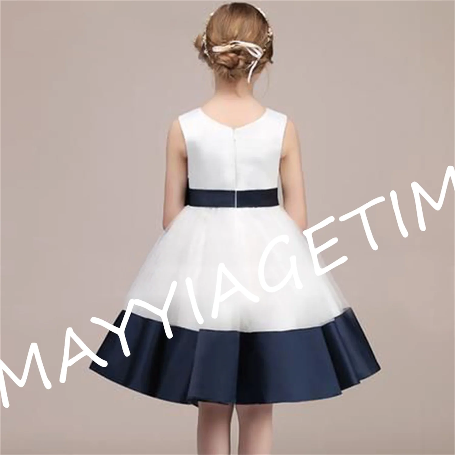 

Vintage White Navy Blue Decent Flower Girl Dress 2019 Front Bow Knot Sash Bottom Blue Trim Princess Wedding Communion Gown