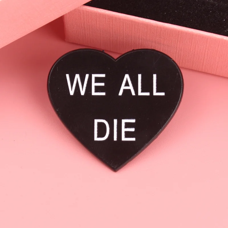 Gotischer herzförmiger „WE ALL DIE“-Knopfnadel – edgyes Zubehör für Taschen, Hüte, Jacken