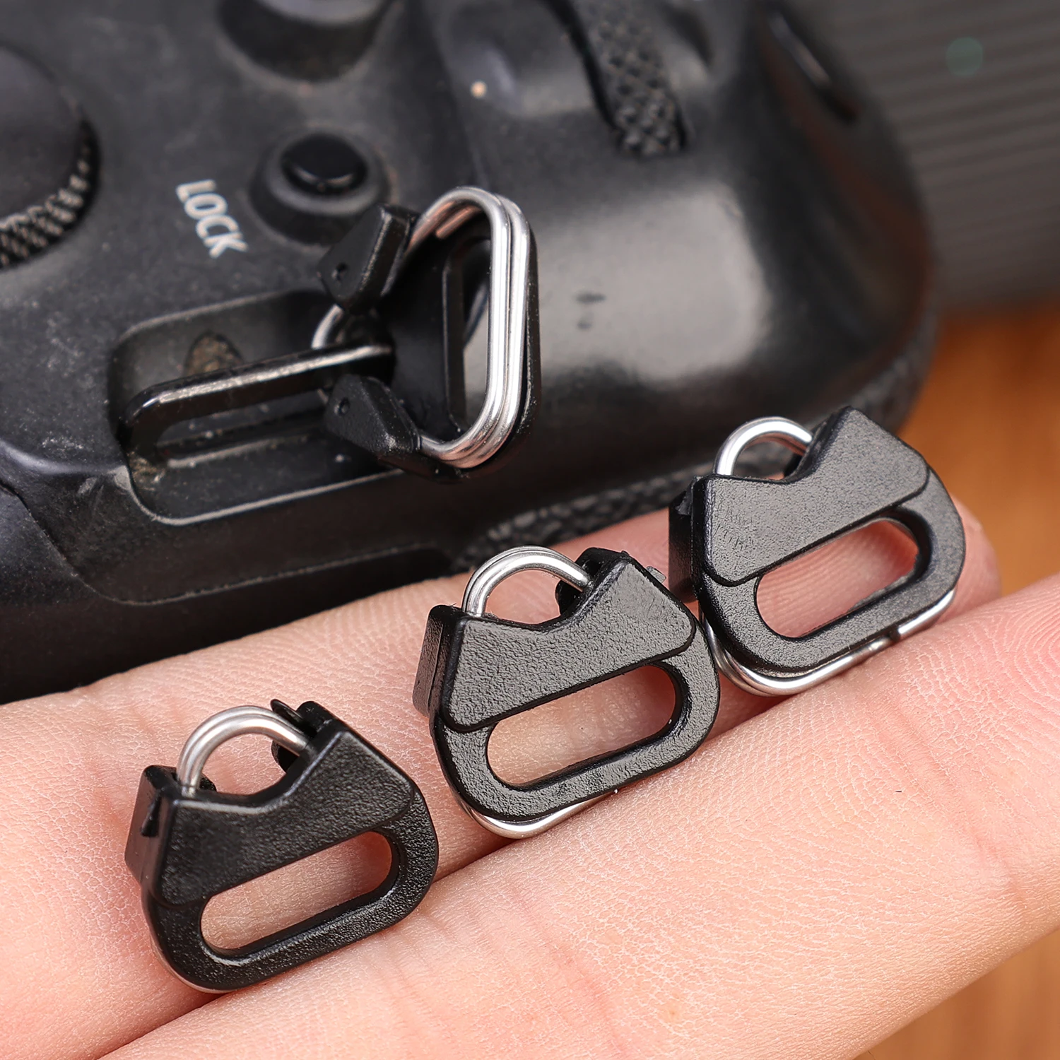 PATIKIL Set 8 Anelli Triangolari Metallici Per Cinghia Fotocamera - Adattatori Con Cappuccio In Plastica, Universali, Argento E Nero