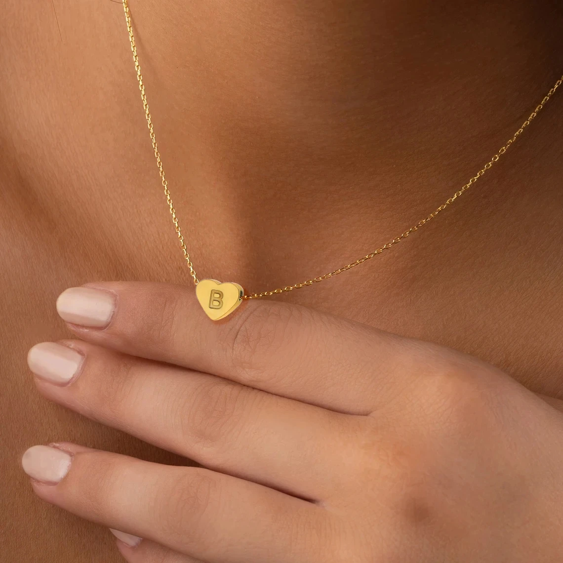 CARLIDANA Minimalistischer vergoldeter Edelstahlschmuck, Anhänger mit Kinderalphabet, kleiner Mini-Herz-Anhänger mit Initialbuchstaben, Halskette – Detail 5