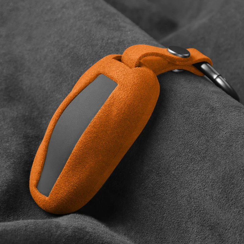 

Брелок для ключей в виде автомобиля из алькантары