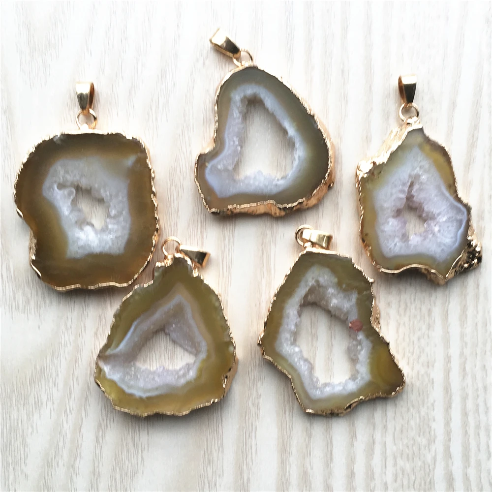 

Hot Natural Stone Brazilian Electroplated Edged Slice Open Yellow Agates Geode Druzys Pendants for Necklace Jewelry Making 5PCS