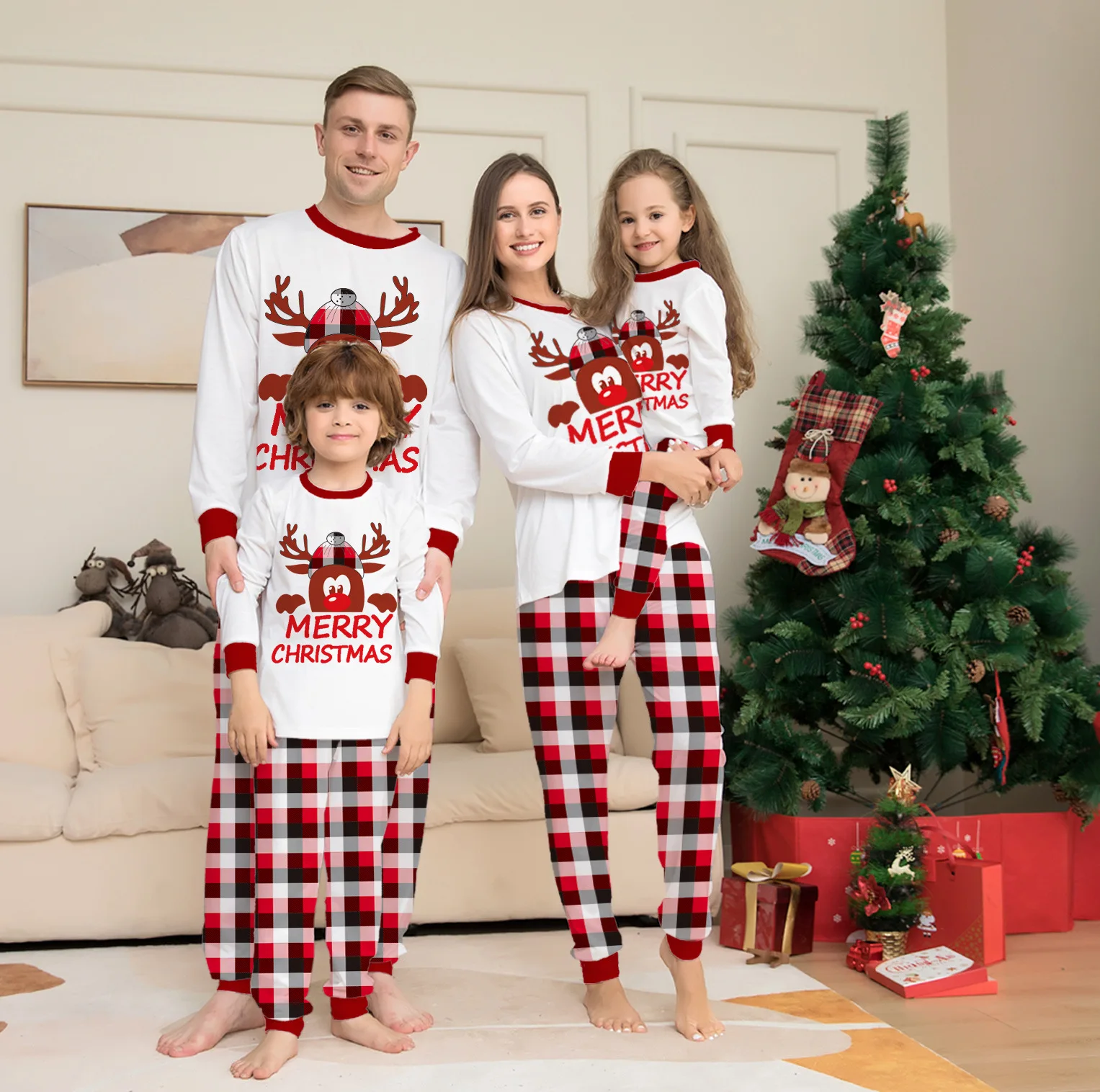 thumbnail image 1 of Conjunto de pijamas a cuadros con estampado de Feliz Navidad para toda la familia, 2024, de invierno, con dibujos animados, suaves y casuales, estilo navideño, 1 of 5