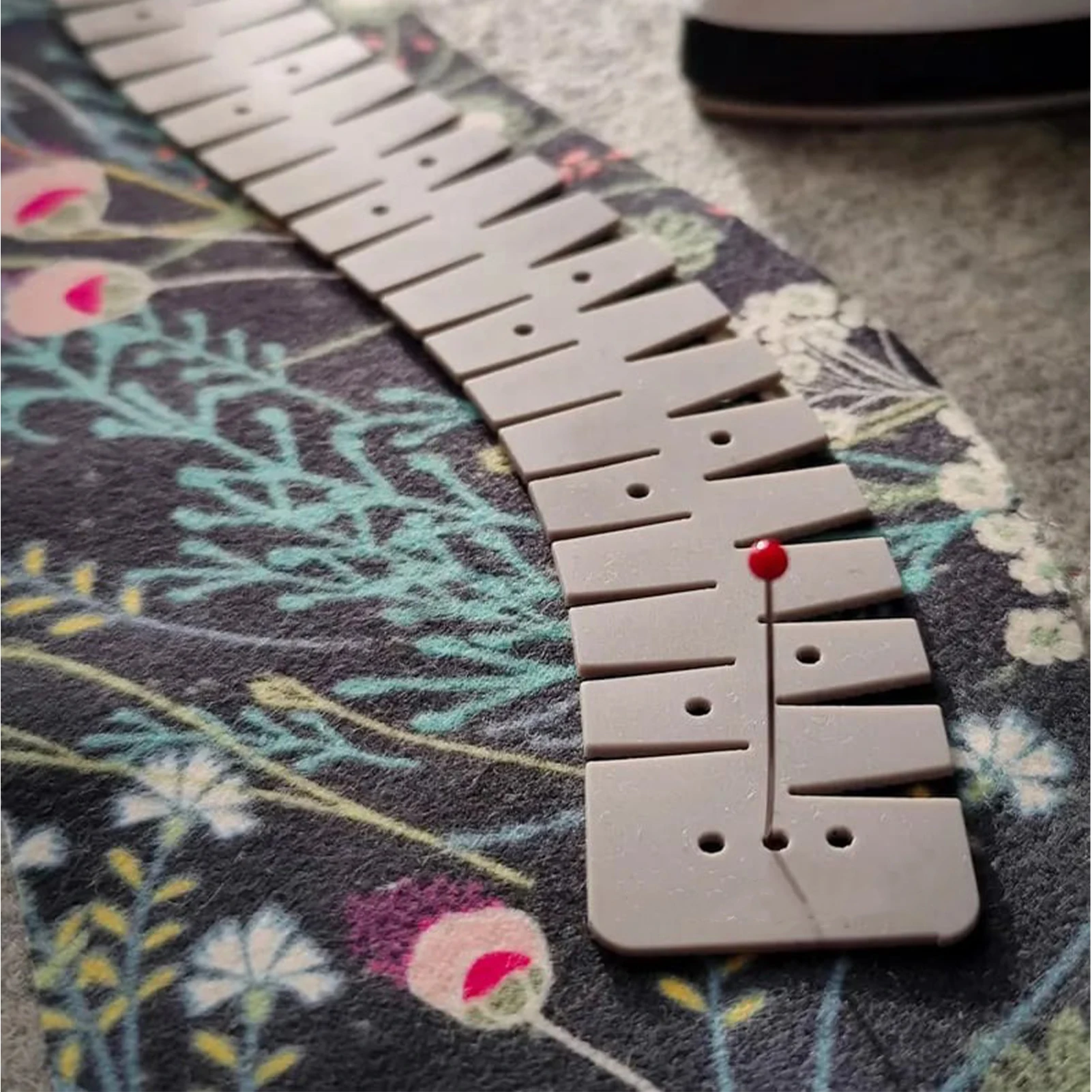 Hot Hem Ruler Flexible Silicone Curve Scale Hemming Tool Heat Resistant Hemmer Ruler for Padding Sewing Cloth Pants Fabric Sheet