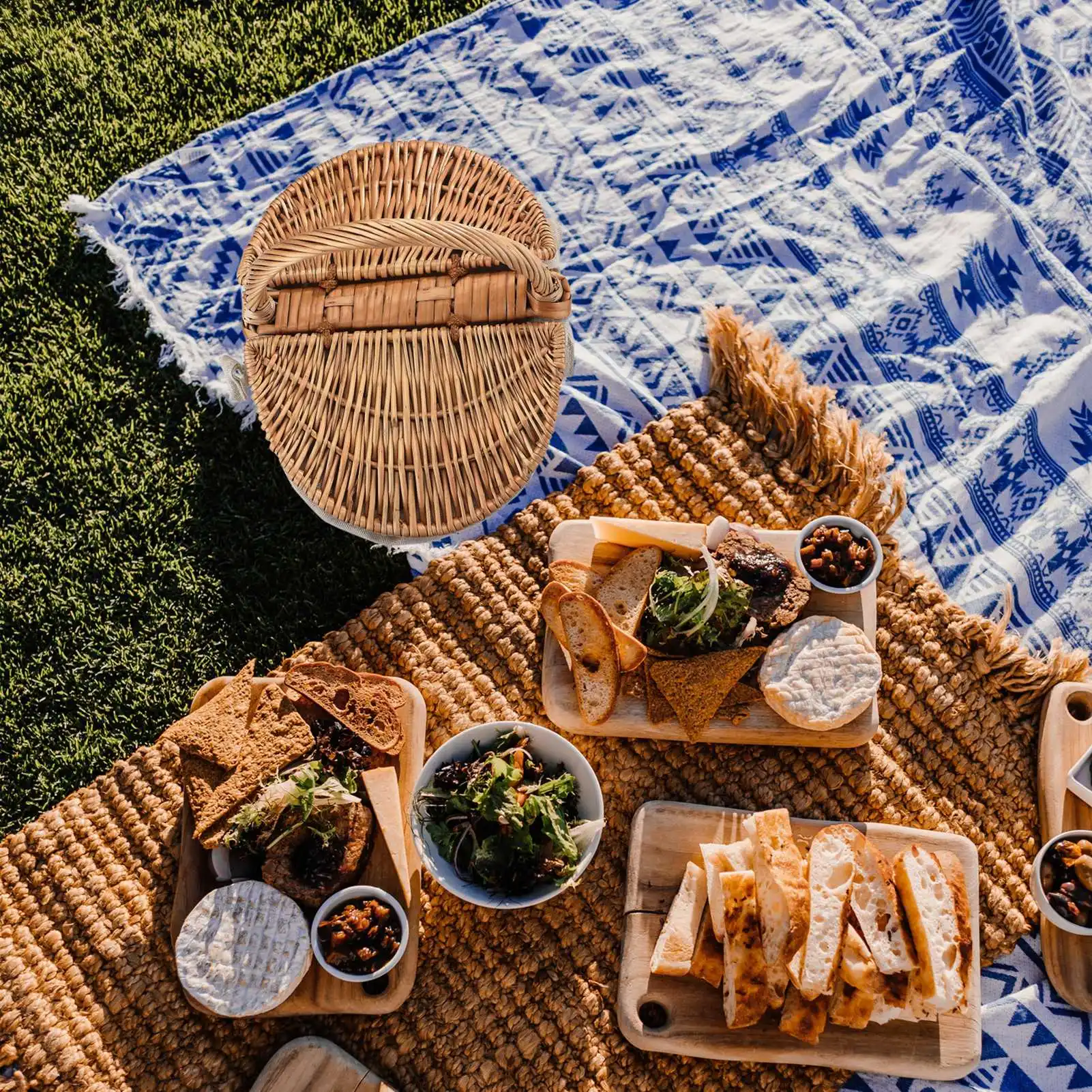 ZK20 Rattan Storage Basket Large Capacity Portable Rustic Picnic Basket with Lid and Handle Fruit Storage Basket 5
