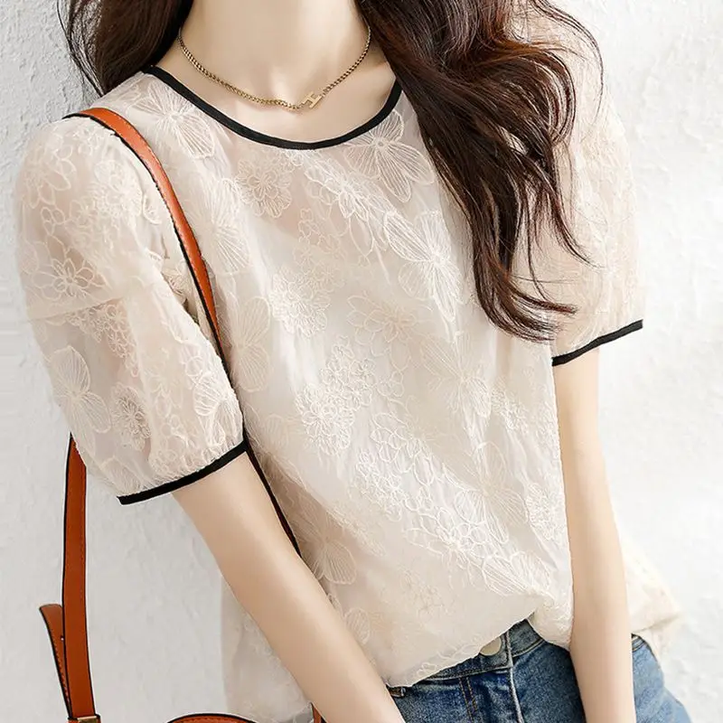 

2023 New Summer Fashion Embroidery Lace Top Slim and Versatile Simple Casual Loose Sweetheart Contrast Round Neck Women's Shirt