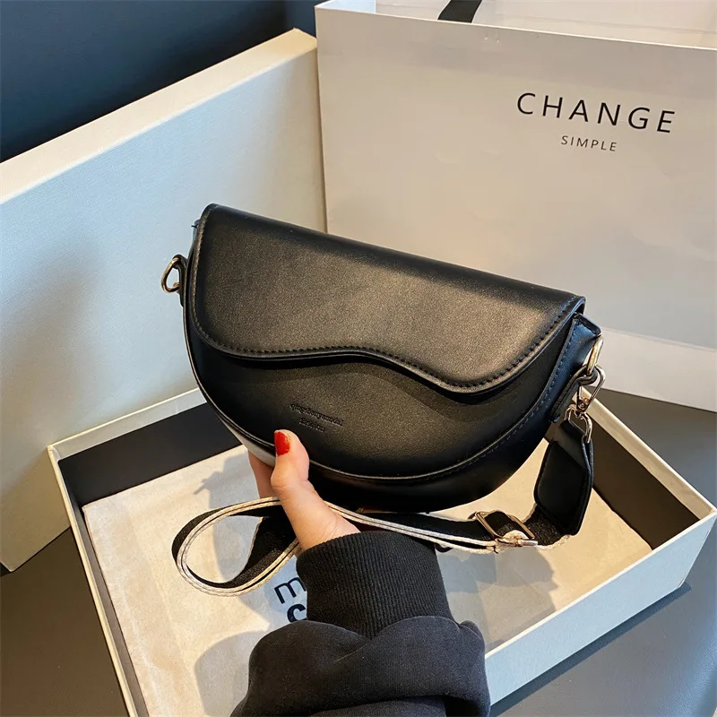 Vintage Saddle Crossbody Bag: Luxury Design in PU Leather