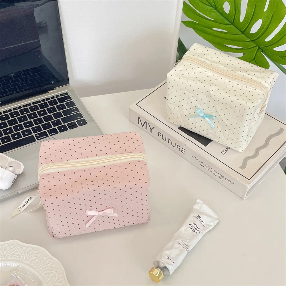 Borsa per il Trucco a Pois con Fiocco, Organizer Cosmetico Grande Capacità Colore Macaron, Pochette Portatile per Skincare e Viaggi - immagine 2