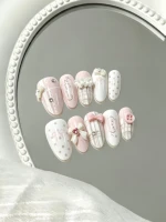 Lot de 10 faux ongles en forme d'amande, style français, avec pois et strass en forme de cœur, ongles à presser doux et délicats, ensemble de nail art à motifs blanc laiteux et gris clair 1