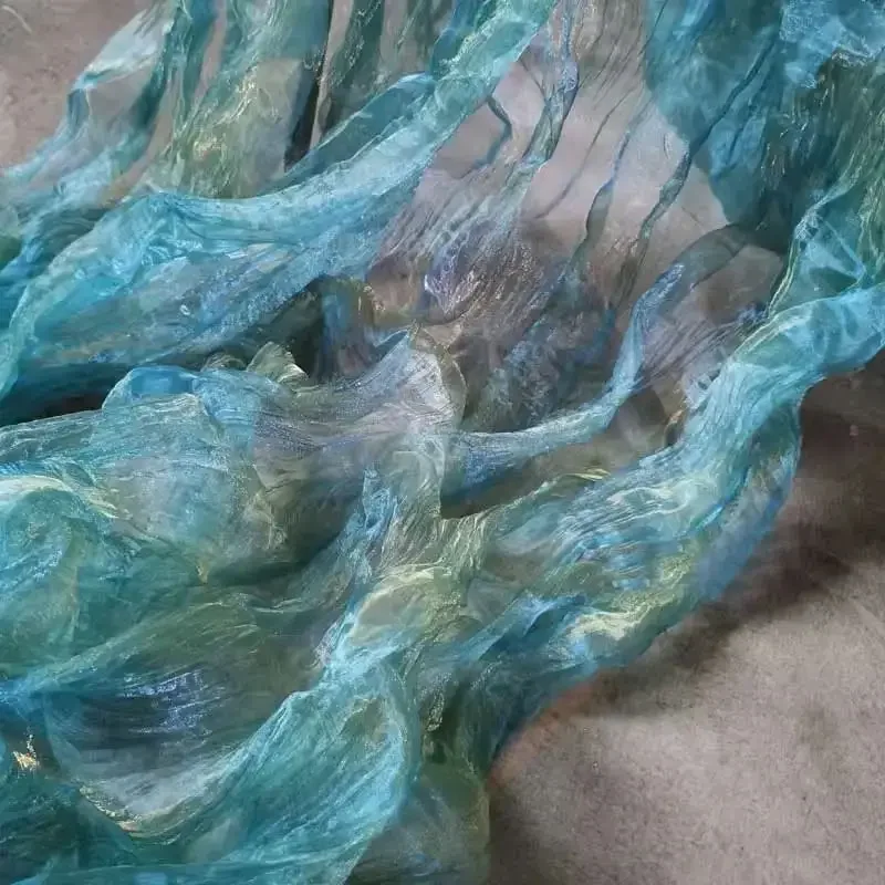 Unregelmäßiger plissierter Organza-Stoff mit Farbverlauf und Ozeanwelle, modischer Designer-Stoff