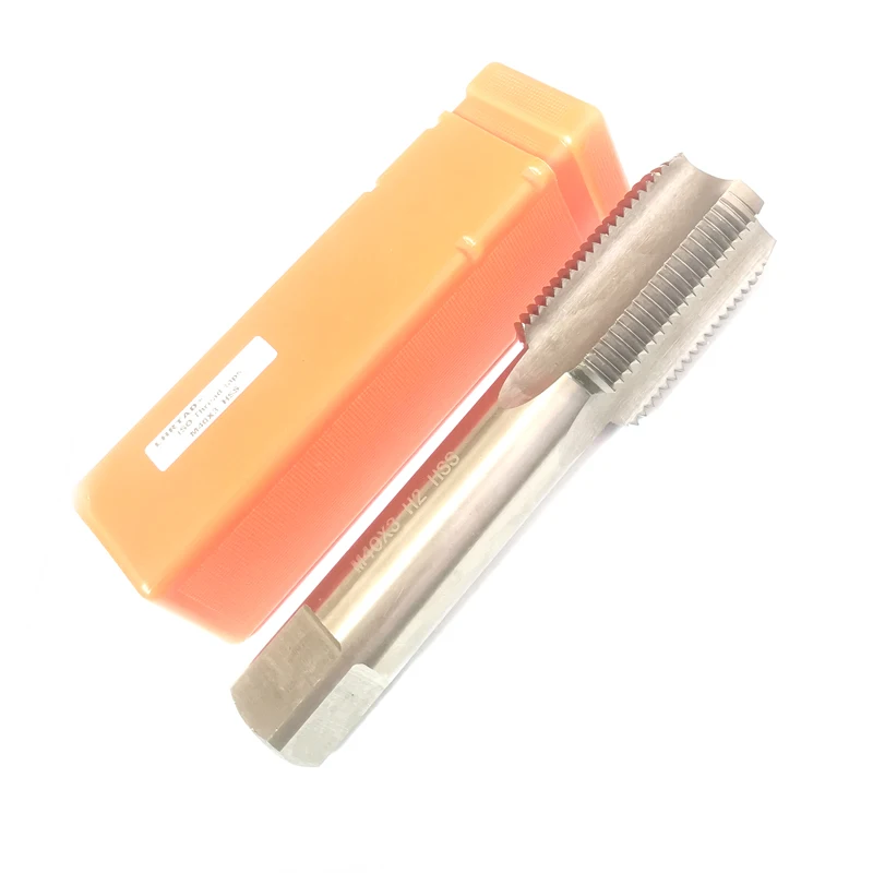 Метчик с резьбой