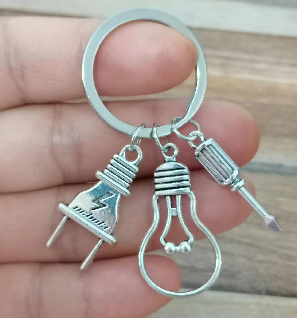 

New Light Bulb Screwdriver Plug Keychain Electrician Gift Electrical Property Maintenance Personnel Keychain