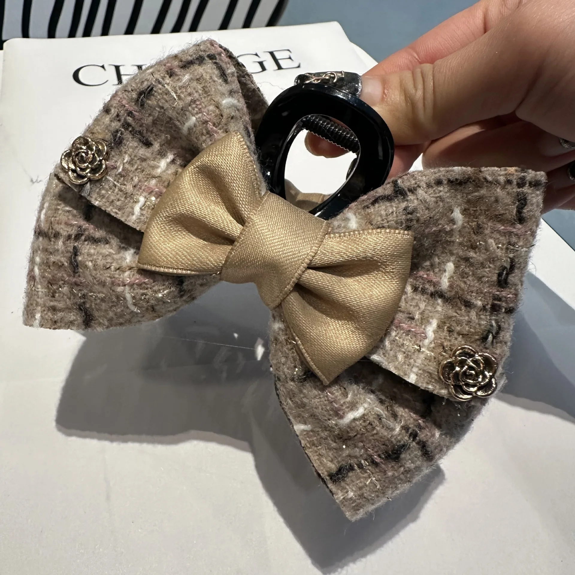 1PcCoarse Tweed Bogen Clip Zarte Metall Dekoration Haar Clip Stabile Haar Kopfschmuck Pendeln Datum Elegante Styling Haar Zubehör – Detail 4