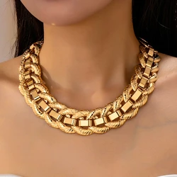 Exquisite Round Buckle Chain Necklace for Women - Stylish Accessory for Daily Wear and Celebrations (Golden)
