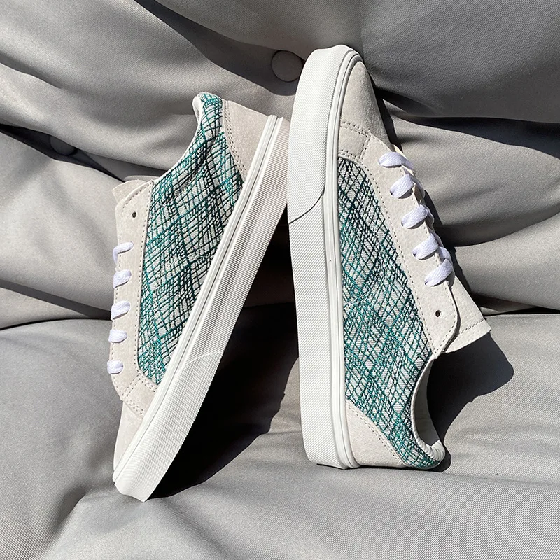 

Suede Skateboarding Shoes for Men and Women, Low Top Sneakers, Flat Shoes with Patchwork Upper and Waffle Sole