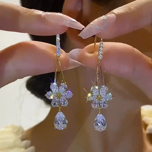 2023 New Elegant White Zircon Flower Drop Shape Pendant Gold Color Earrings for Women Exquisite Sweet Temperament Girls Jewelry