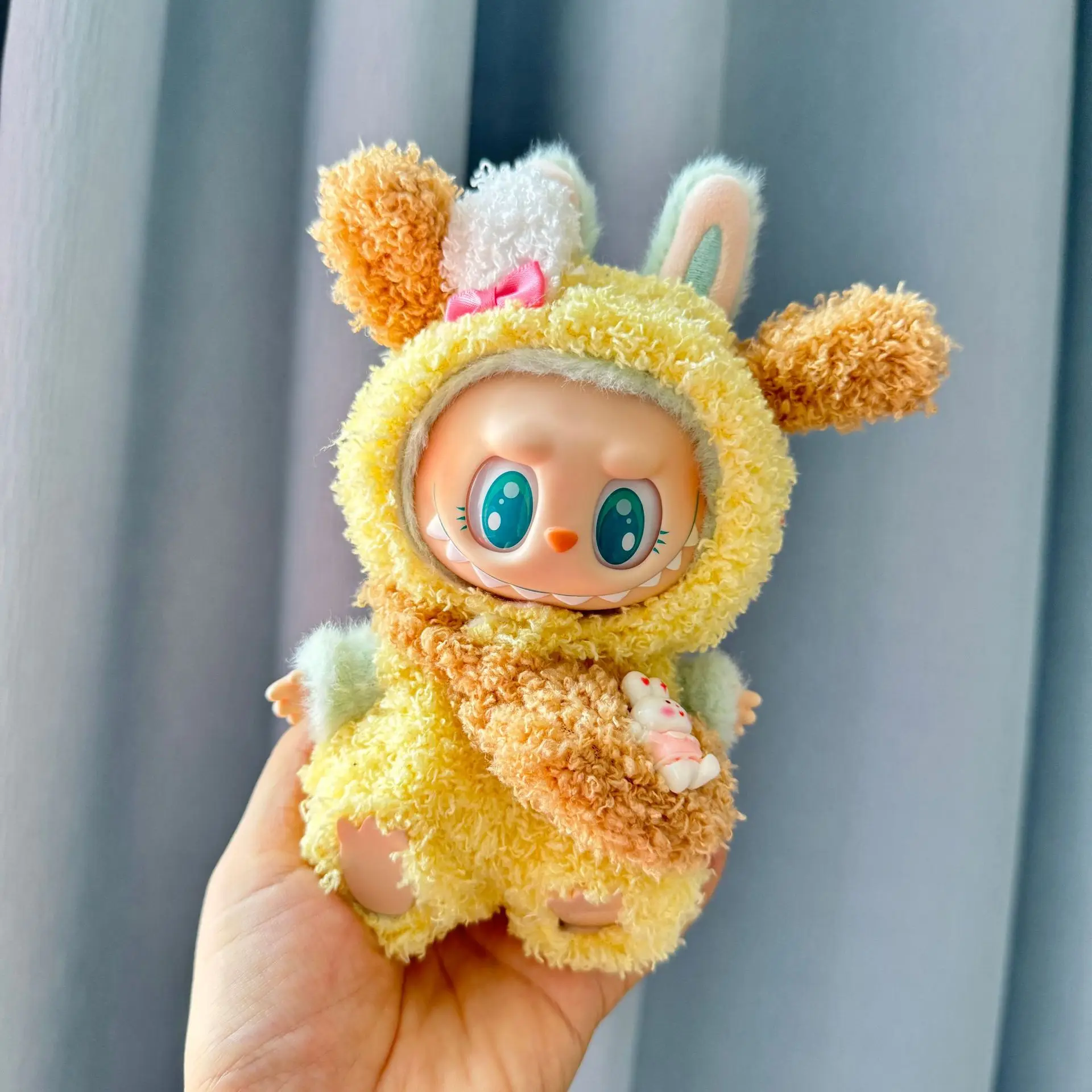 thumbnail image 1 of Muñeca colgante de la serie Labubu de primera y segunda generación, colgante de ropa para muñecas, muñeca de vinilo de la serie Labubu Sit Party Macaron, ropa kawaii, 1 of 5