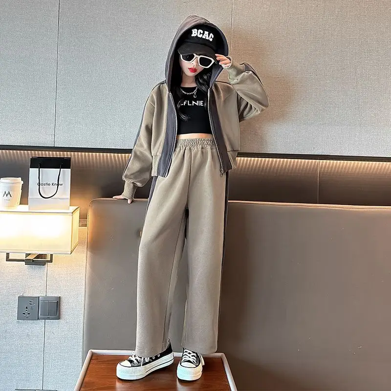 

Женский спортивный костюм с капюшоном и свободными брюками