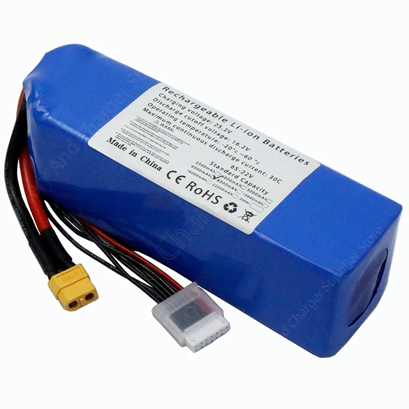 Empilement de batteries LiPo 22V 6S 2.5Ah à 10Ah avec connecteurs XT60, démonstration de la taille compacte.