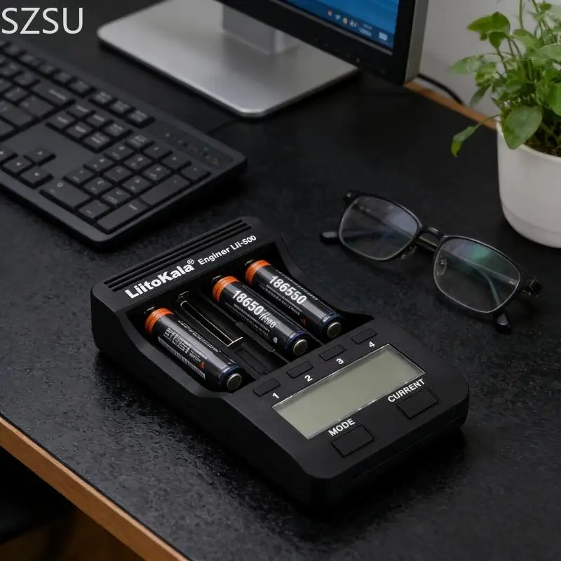 Chargeur multiport intelligent pour batteries lithium, câble USB fourni, prêt à charger différents formats comme 18650, 26650 et 14500.