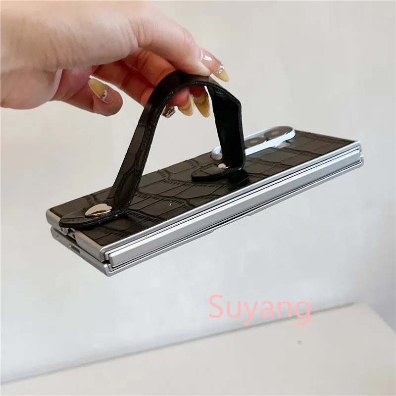 Capa de telemóvel em pele com bracelete coração samsung z fold_voghion.com