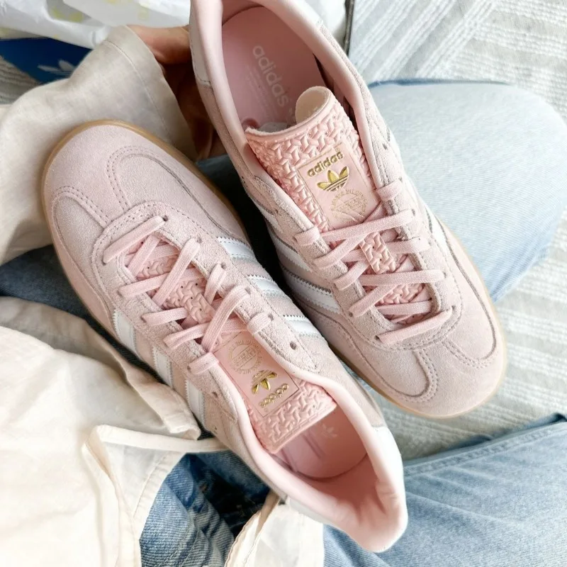 Adidas Originals Gazelle Indoor Sandy Pink White Fresh and Gentle Suede Low Chaussures de skate pour femme et fille German Training IH5484 1 Adidas Originals Gazelle Indoor Sandy Pink White Fresh and Gentle Suede Low Chaussures de skate pour femme et fille German Training IH5484 1