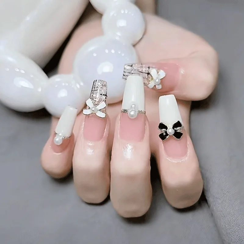 블랙 화이트 합금 나비 넥타이 네일 아트 참 액세서리, 심플하고 우아한 3D 럭셔리 금속 나비 매듭, 손톱 팁 장식, 10 개