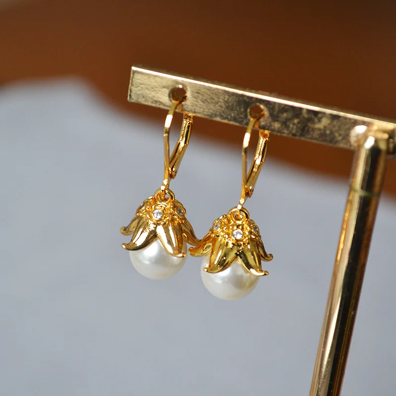 

Japanese and Korean niche fashion light luxury brass inlaid with zircon gold-plated flowers pearls, simple personalized