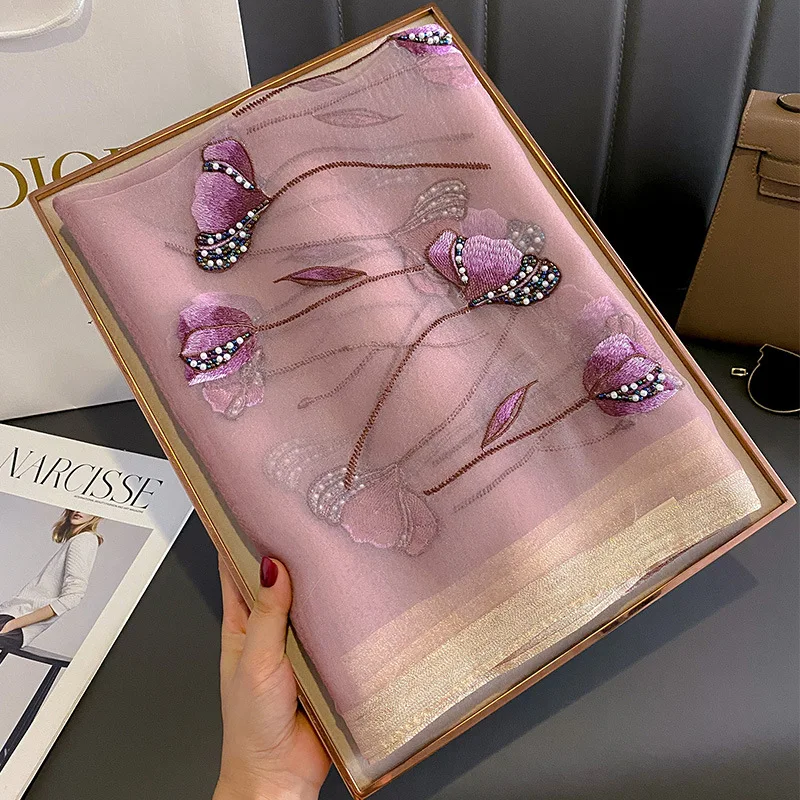 Sciarpa misto lana e seta semi trasparente con tulipani e perline per mezze stagioni (90*180cm) 70 Sciarpa misto lana e seta semi trasparente con tulipani e perline per mezze stagioni (90*180cm) - immagine 30