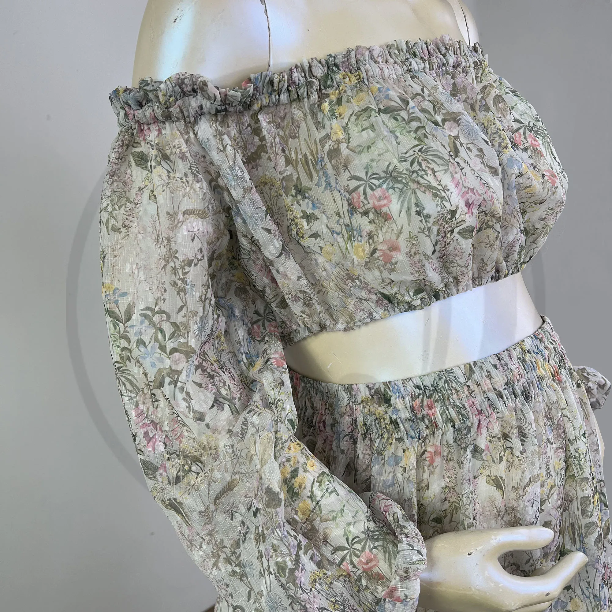 Рисунок 3 - Женское свадебное платье с открытыми плечами