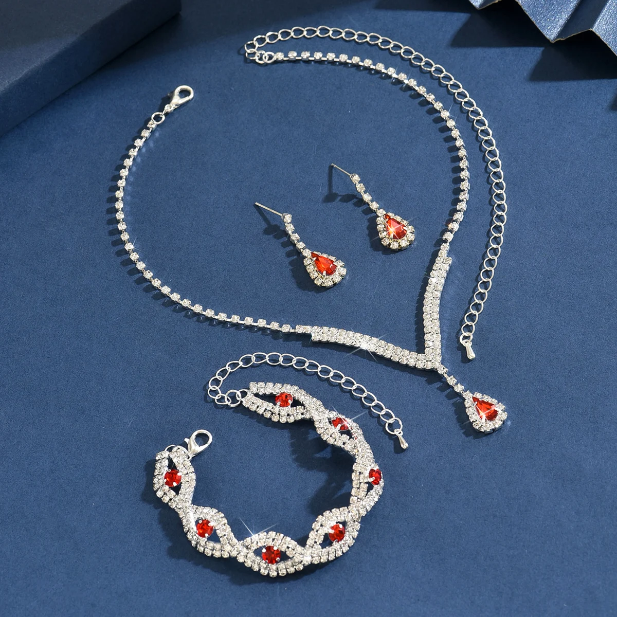 Conjunto de joias sobre um fundo branco
