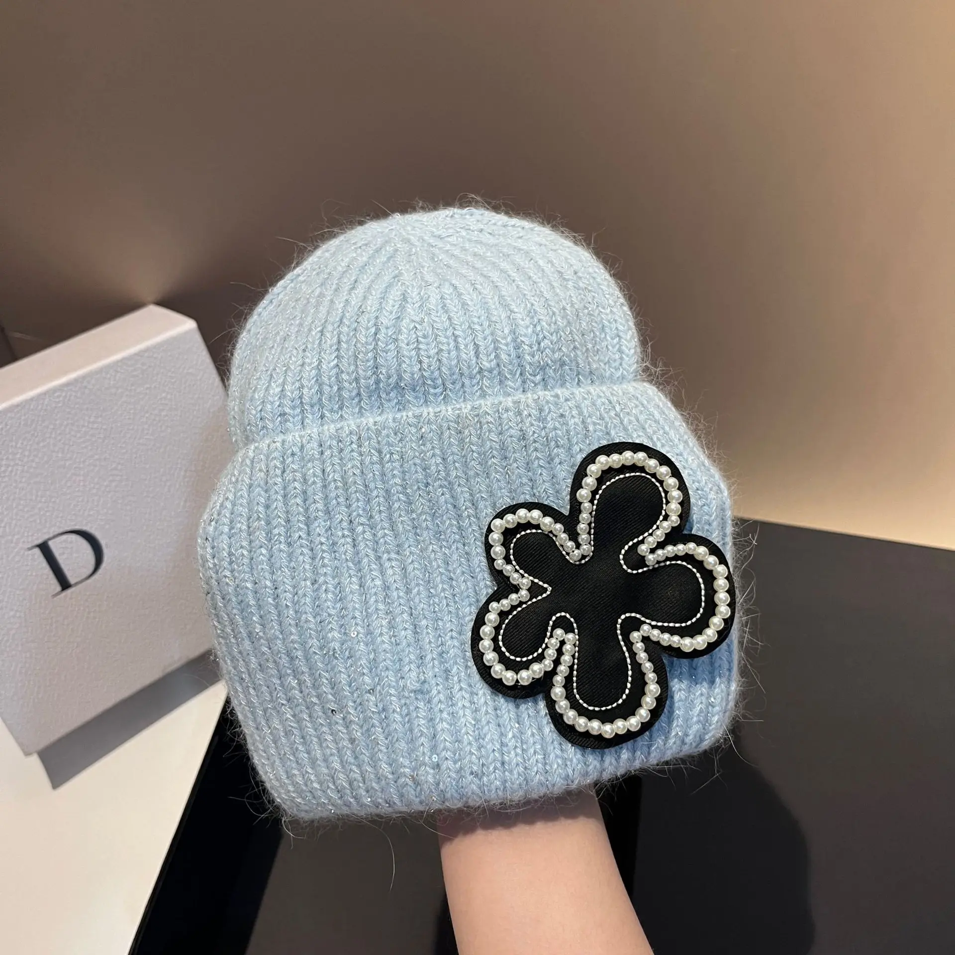Chapeau de bonnet de fleur de perle à la mode hiver nouveau chapeau en tricot de fourrure de lapin à paillettes gluantes douces en plein air polyvalent léger chapeau de luxe femmes_voghion.com