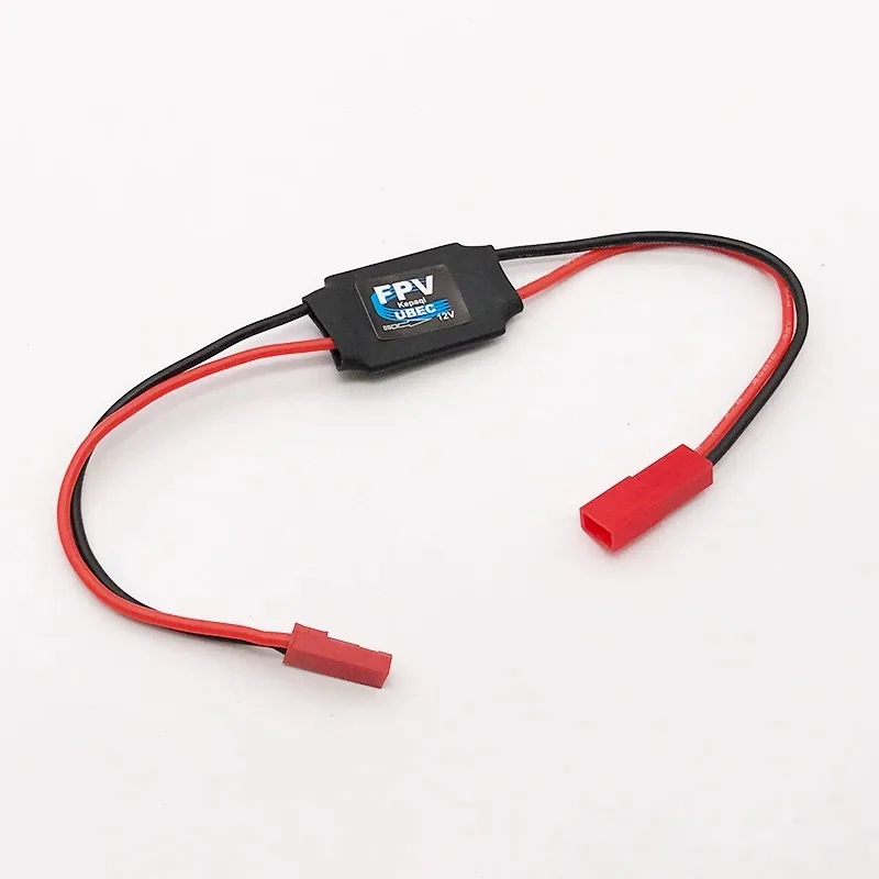 Gros plan sur les bornes de sortie du module UBEC DC-DC pour drone RC avec indication des tensions