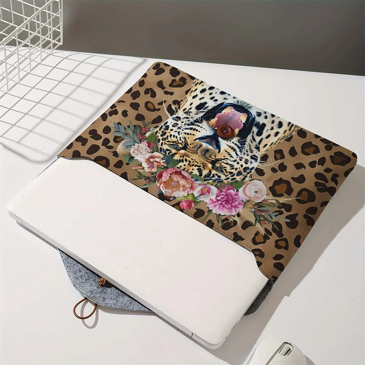 Cheetah print pattern laptop bag with soft laptop fabric cover, suitable for laptop soft cover storage and tablet storage bag