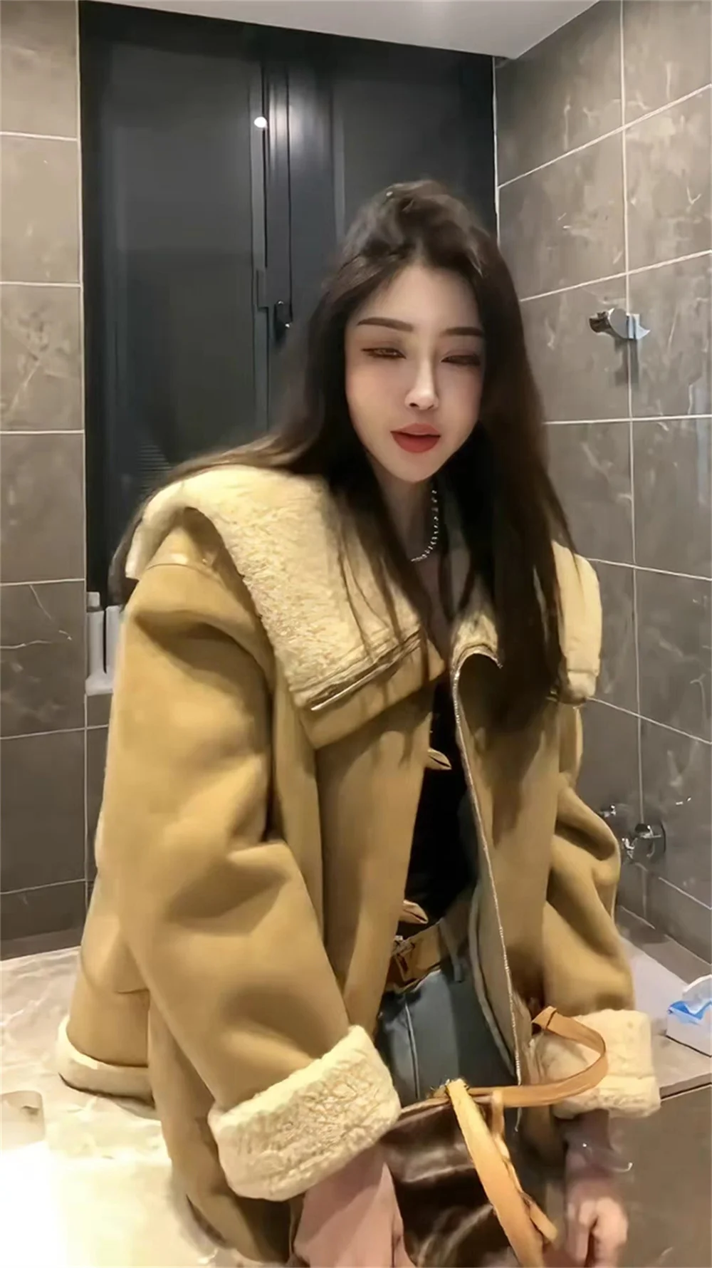 American Retro Faux Fur Integrated Jacket for Women in Winter, New Maillard Style, Fashionable and Age Reducing Versatile Jacket