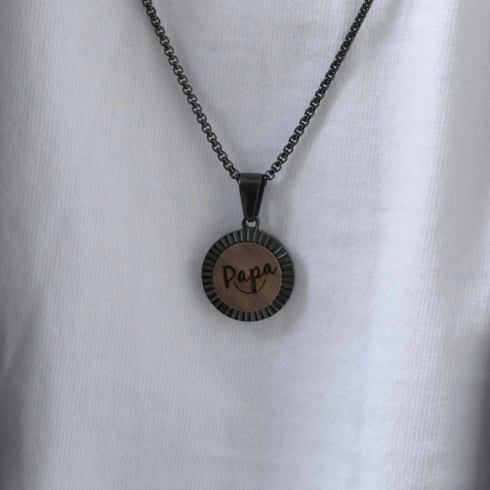 Stilvolle braune Papa-Halskette für Männer und Jungen, Halskette mit rundem Anhänger aus Holz, Vatertags-Schmuckgeschenke – Detail 4