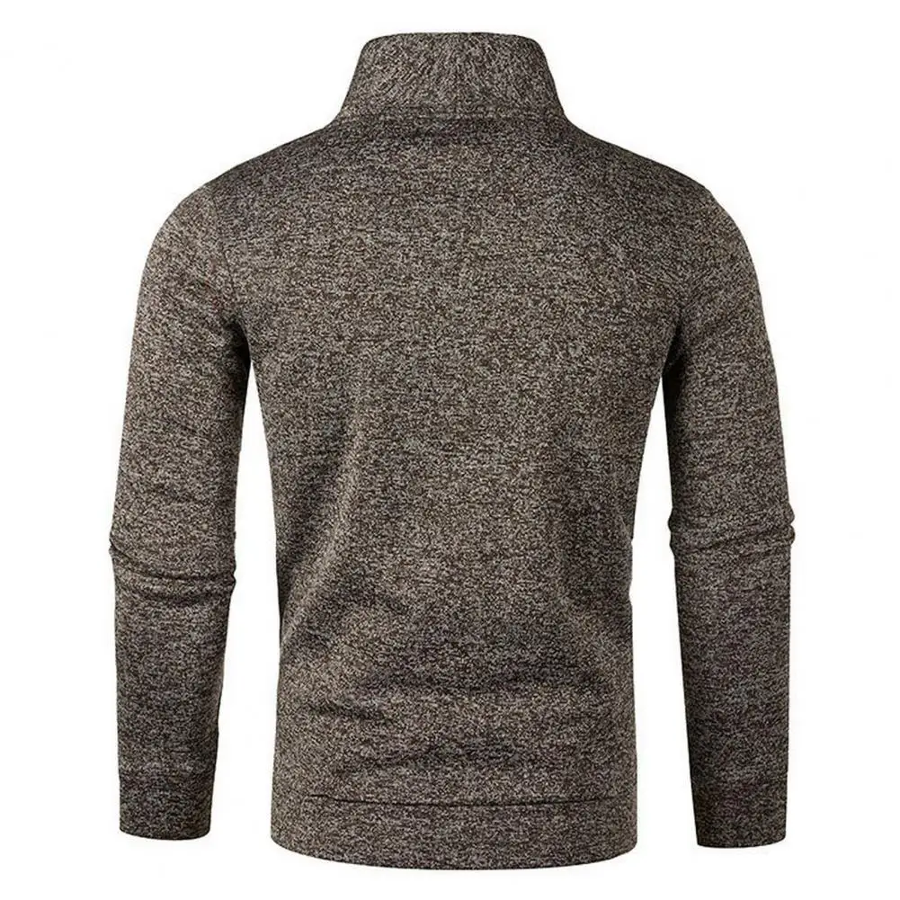 

The loose cut of men's solid color sweatshirts can bring you comfort throughout the day.