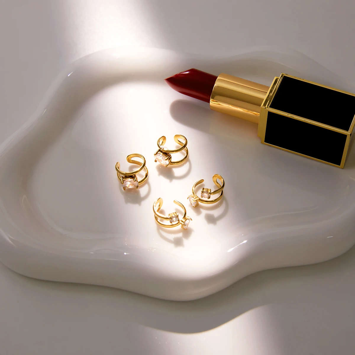 Uworld Minimalist White Zircon Two Hearts Ear Studs 18K PVD Stainless Steel Gold Color Ear Clip Women's Jewelry Gift Sc1816d0e679e4a3686a13bd119f99bd2W
