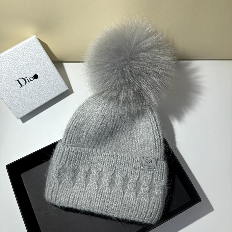 Iceland high-end real fox fur ball rabbit plush knitted hat star style woolen hat for women warm and trendy in autumn and winter 4