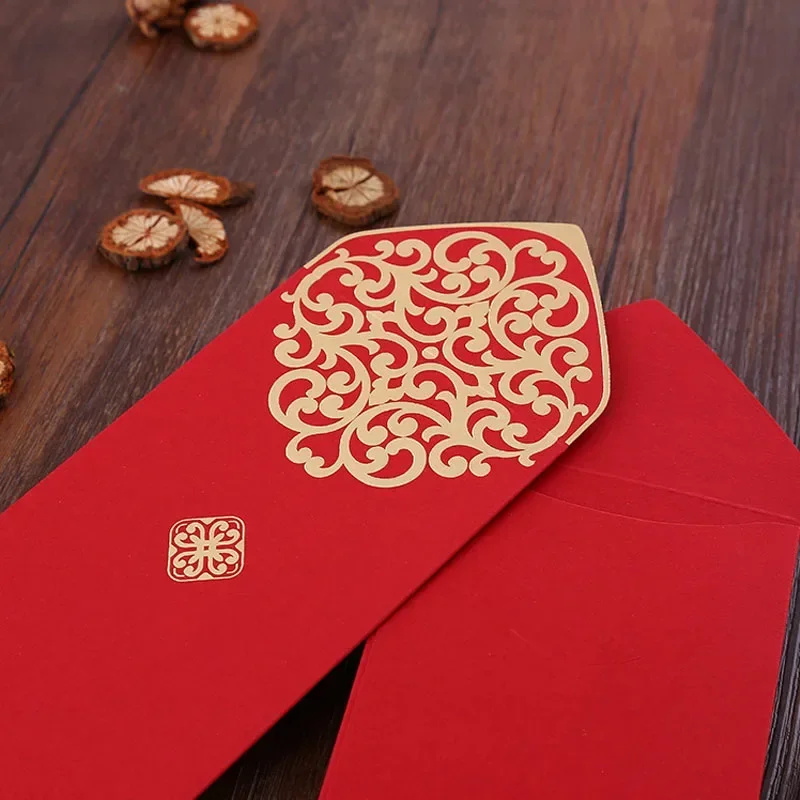 Chinees Nieuwjaar geld in rode enveloppen cadeau geïsoleerd op wit. | Premium Foto