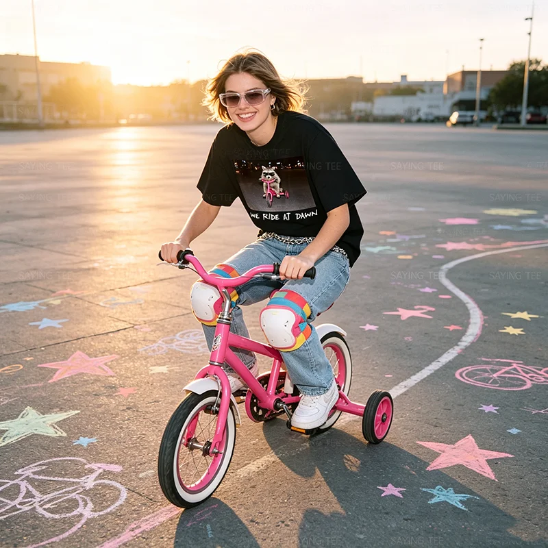 We Ride At Dawn Lustiges Waschbär auf Dreirad reitendes chaotisches Meme-T-Shirt Y2k Humor Tierkunst Niedliches Spruch-T-Shirt Personalisierte Streetwear