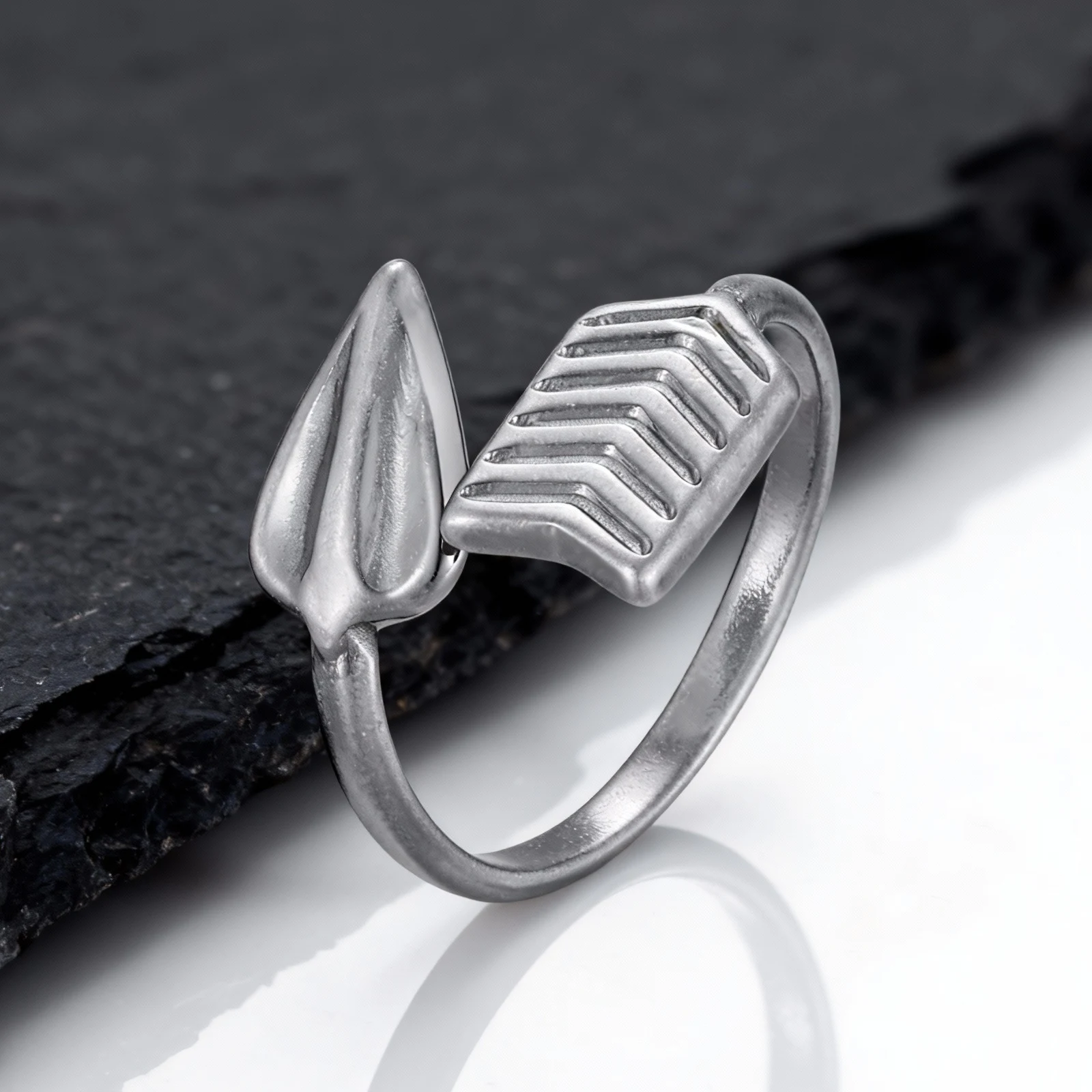 Vintage kreativer Pfeilring für Männer, neuer offener Pfeilring aus Edelstahl, modischer Punk-Schmuck, Geschenk