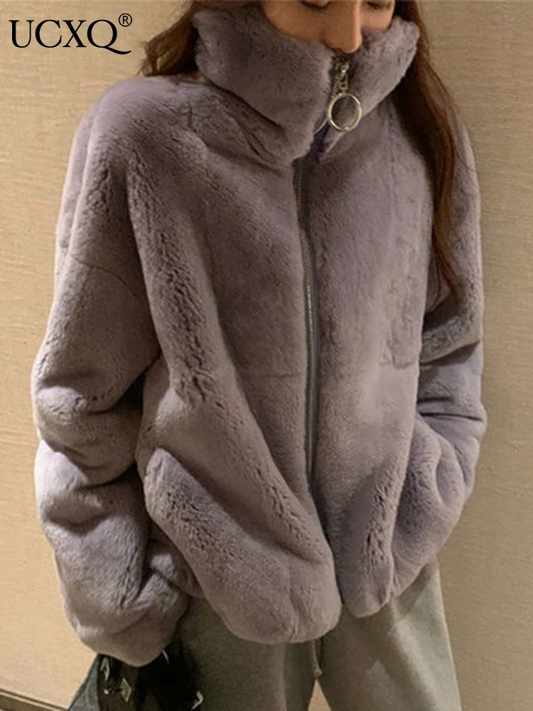 

UCXQ Temperament Stand Collar Zipper Warm Faux Fur Jacket For Women Casual Loose Hooded Thick Coats 2023 Autumn Winter 23A4610