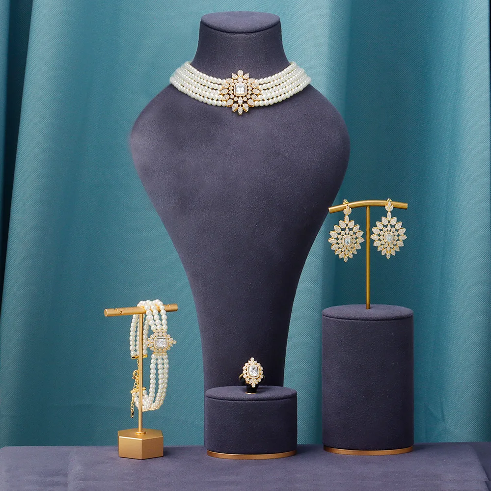 طقم مجوهرات لؤلؤ فاخر بتصميم ملكي