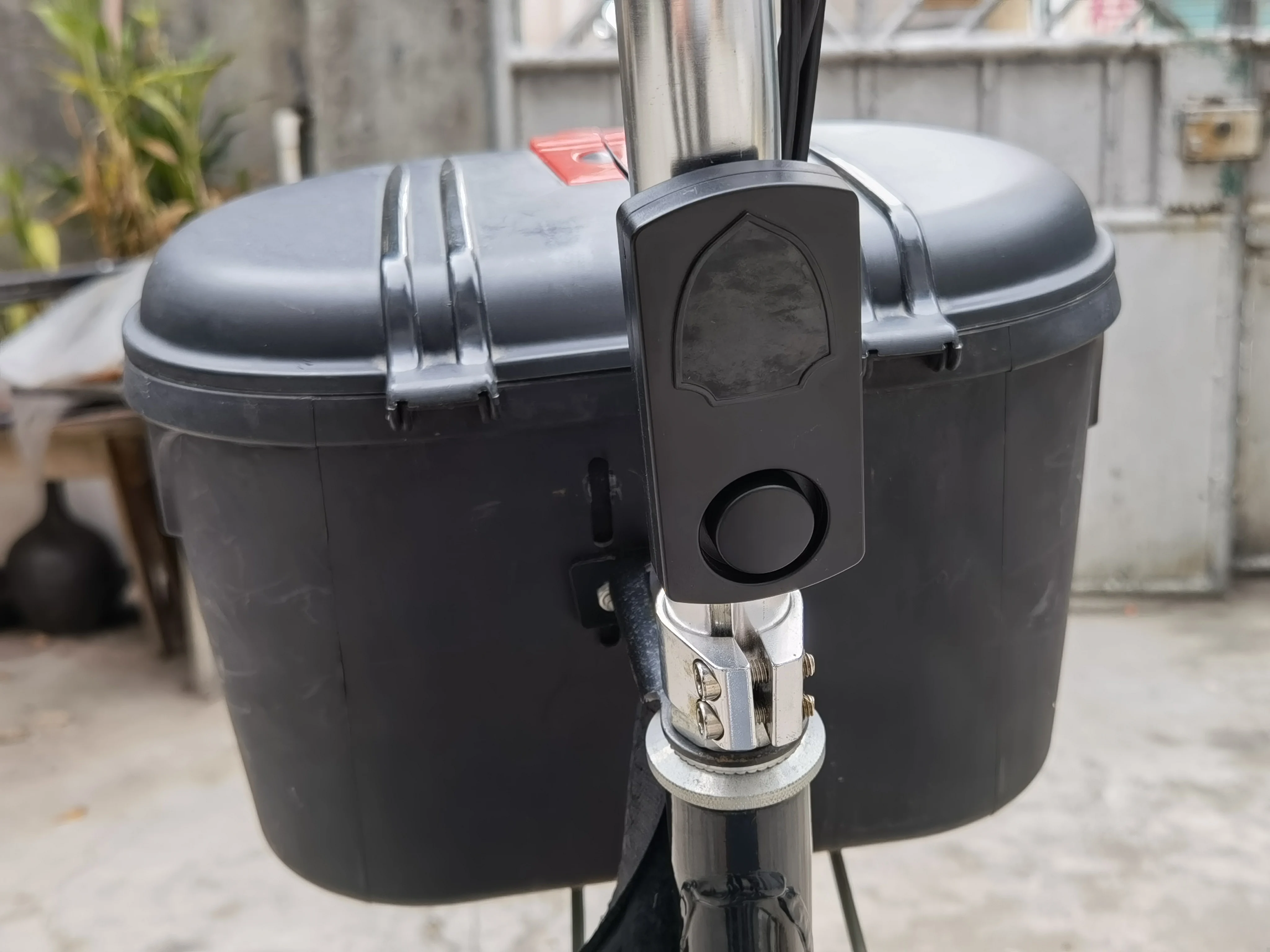 Wireless anti-theft vibration alarm with remote motorcycle bike