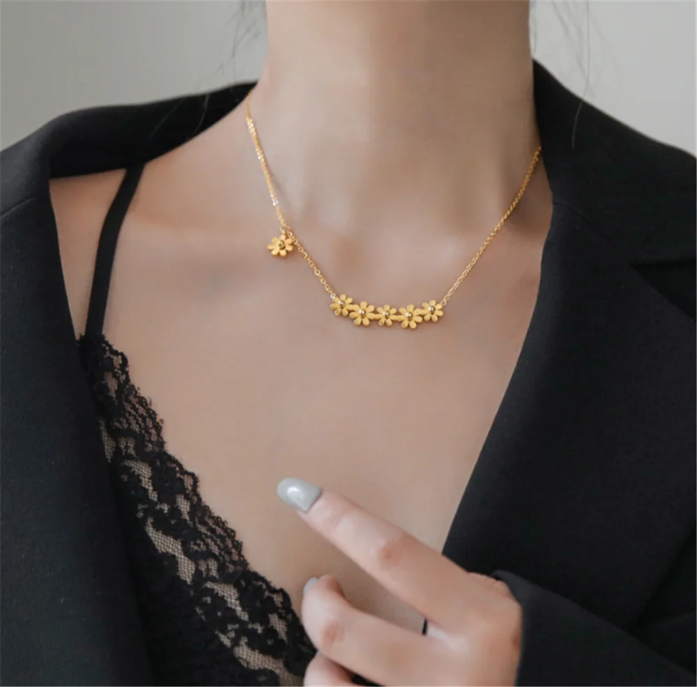 

316L Stainless Steel Titanium Seven Flower Necklace Colorless Sun Flower Fashion Jewelry Women
